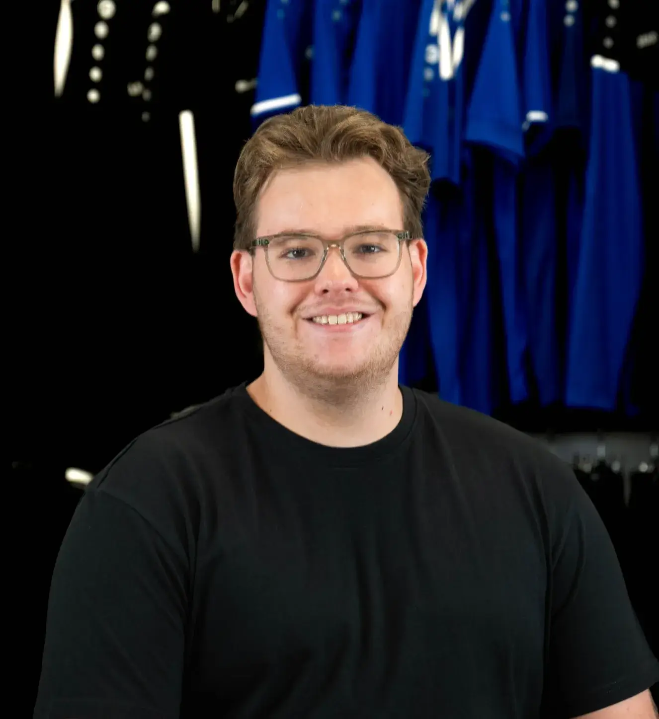 Noah Wilhelms von NW Werbetechnik Nordenham bei der Produktion von Textilveredelung im Landkreis Wesermarsch