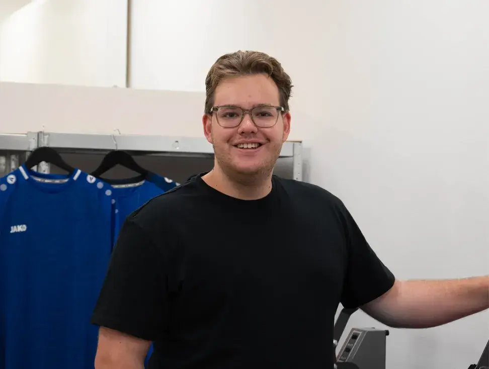 Noah Wilhelms von NW Werbetechnik Nordenham bei der Produktion von Textilveredelung im Landkreis Wesermarsch